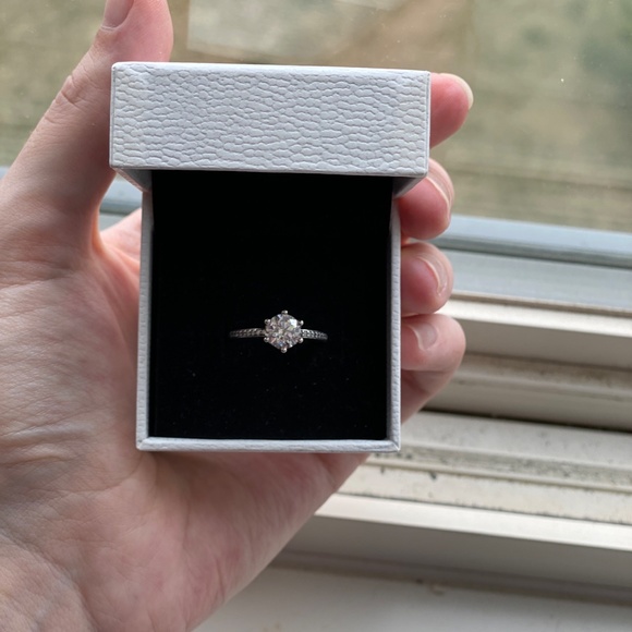 Pandora ring size 5 - Picture 3 of 4